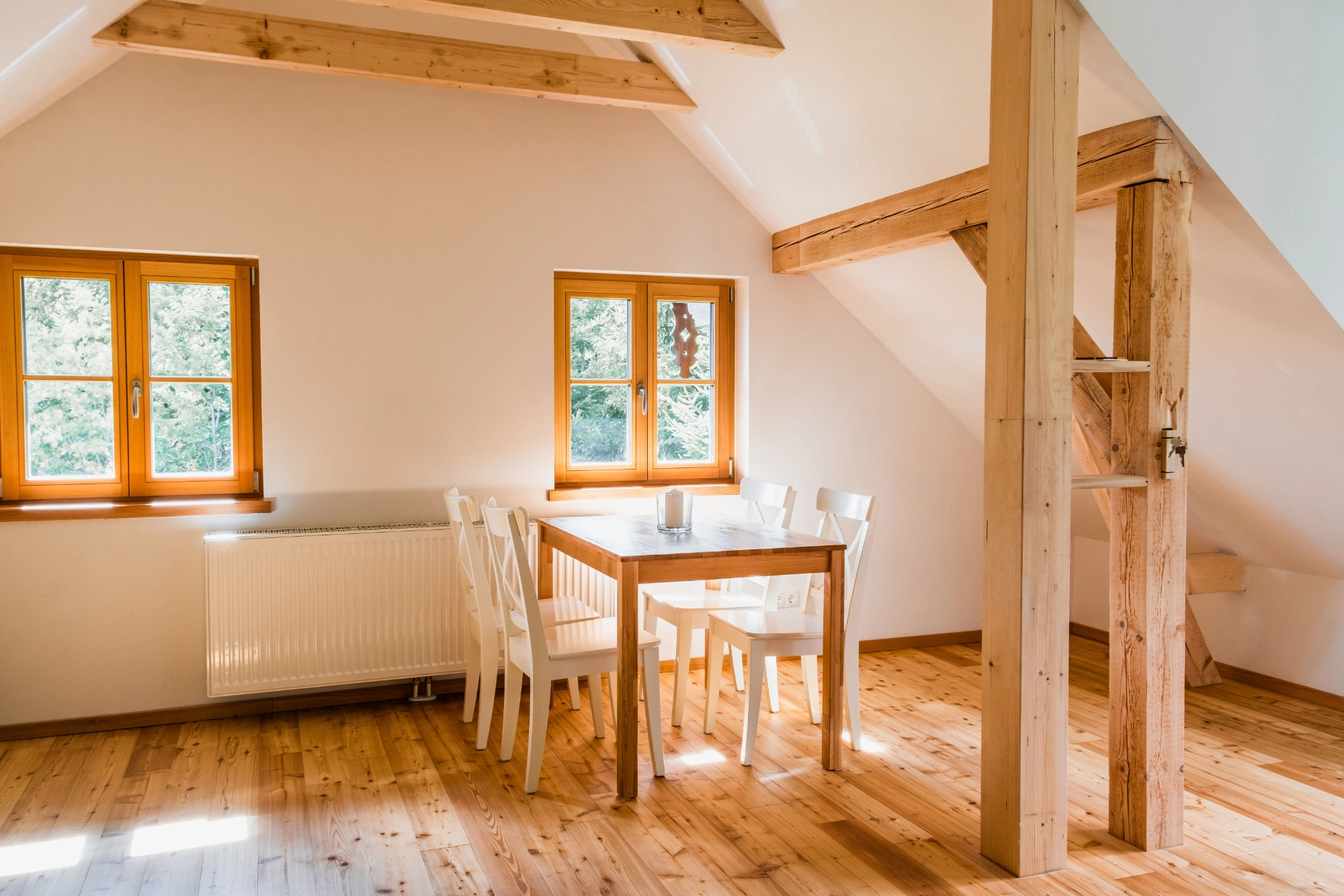 Umbau und Sanierung aus einer Hand: Blick in ein ausgebautes Dachgeschoss