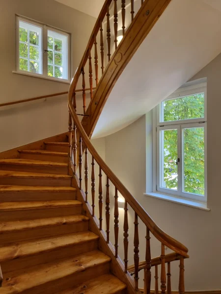 Restaurierte gewundene Holztreppe mit gedrechseltem Geländer – Innensanierung Lidel Sanieren GmbH