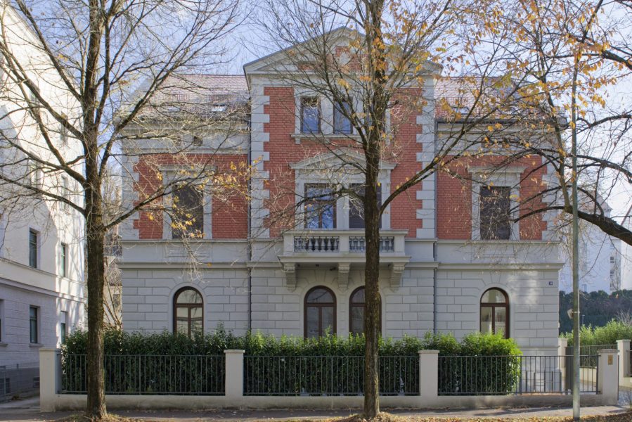 Saniertes denkmalgeschütztes Stadthaus mit Putzfassade und Backstein-Akzenten – Referenzprojekt Lidel Sanieren GmbH